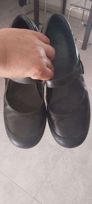 Preciosos zapatos de piel color negro Camper