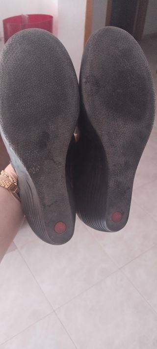 Preciosos zapatos de piel color negro Camper