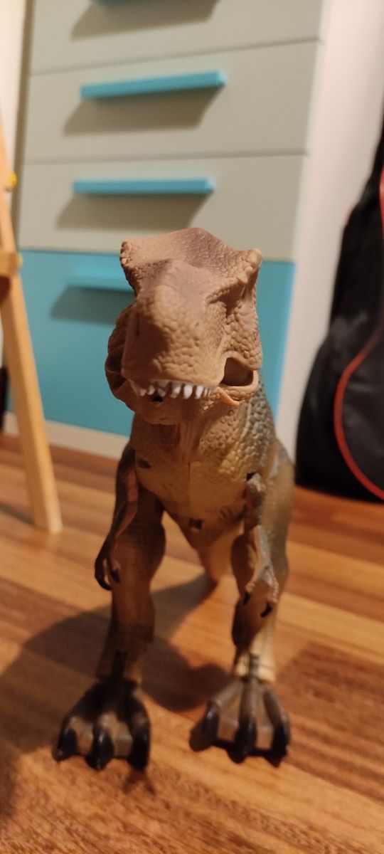 Dinosaurio con mando