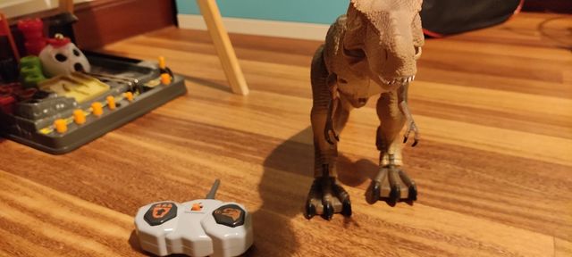 Dinosaurio con mando