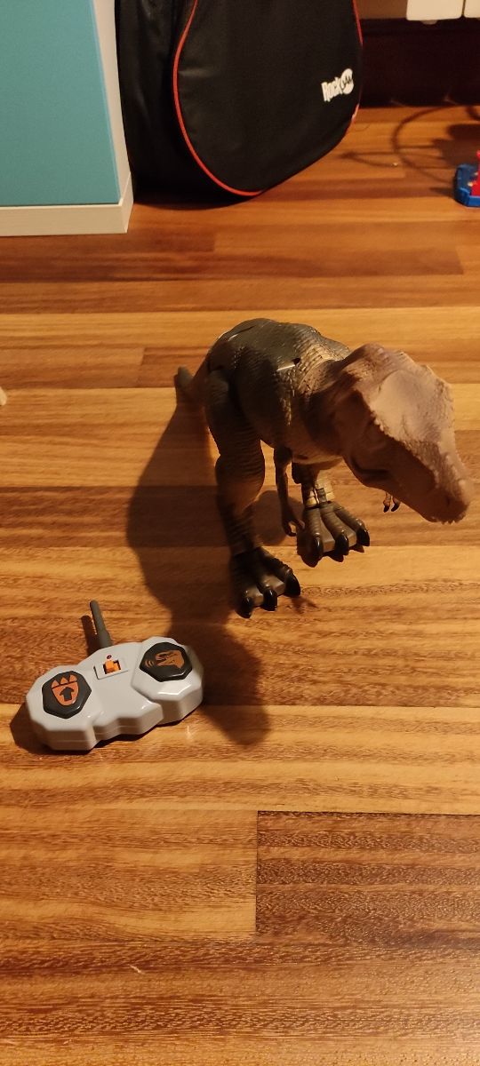 Dinosaurio con mando