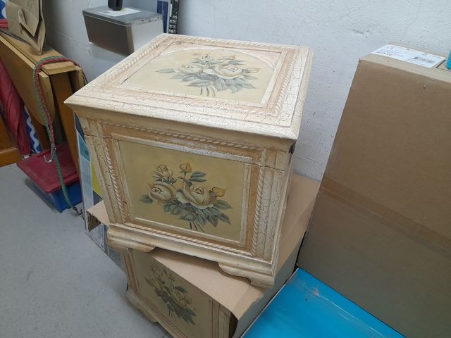 2 baúles blancos decorados