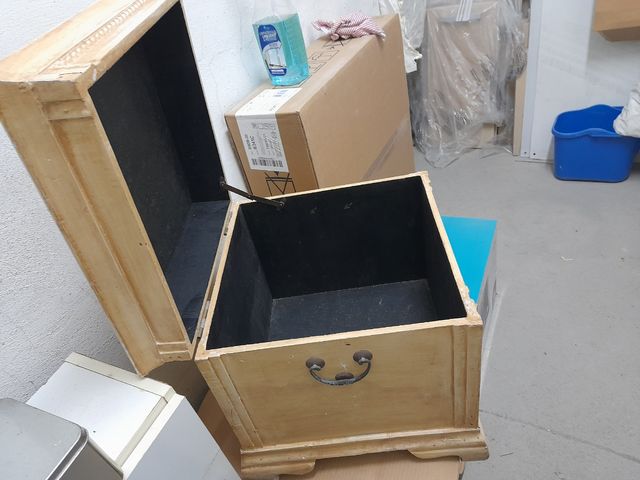 2 baúles blancos decorados