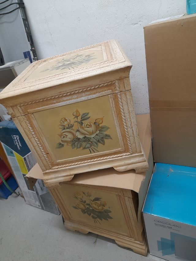 2 baúles blancos decorados