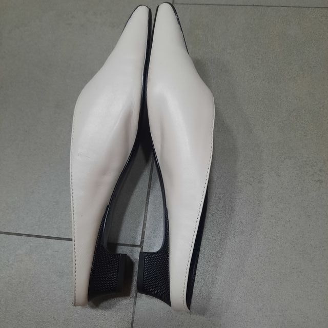 Mulé blanco y negro Uterque poco uso no envío.