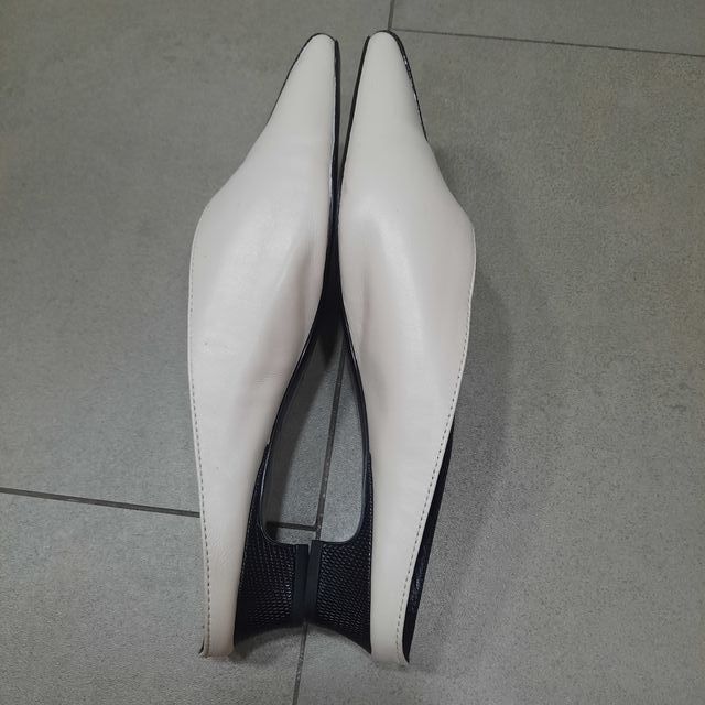 Mulé blanco y negro Uterque poco uso no envío.