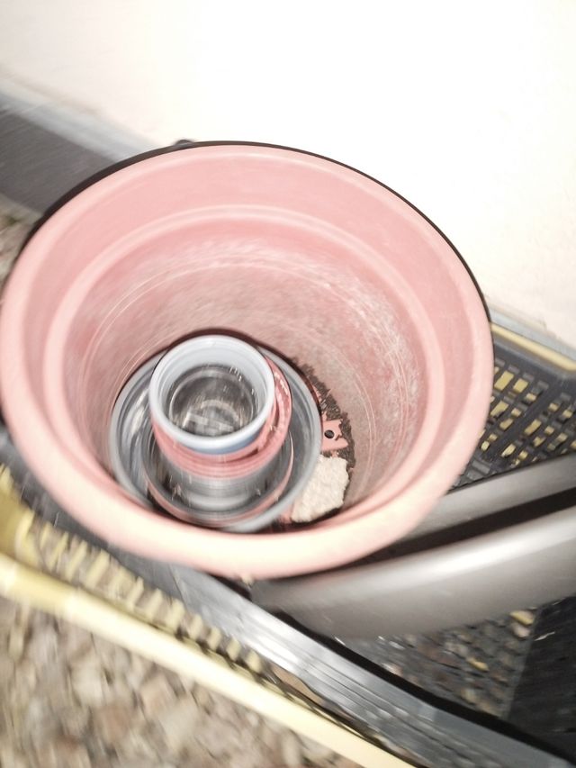 Varios tiestos y tierra