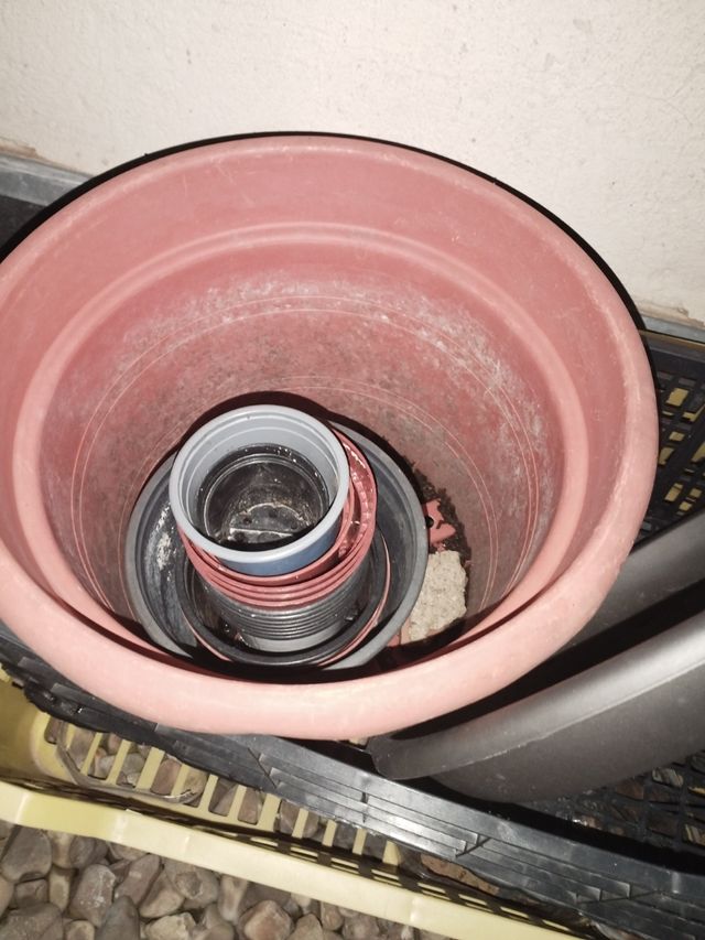 Varios tiestos y tierra