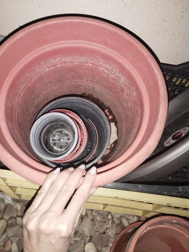 Varios tiestos y tierra