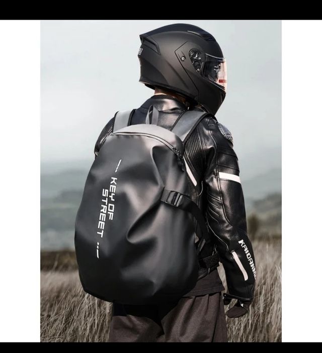 Mochila impermeable casco