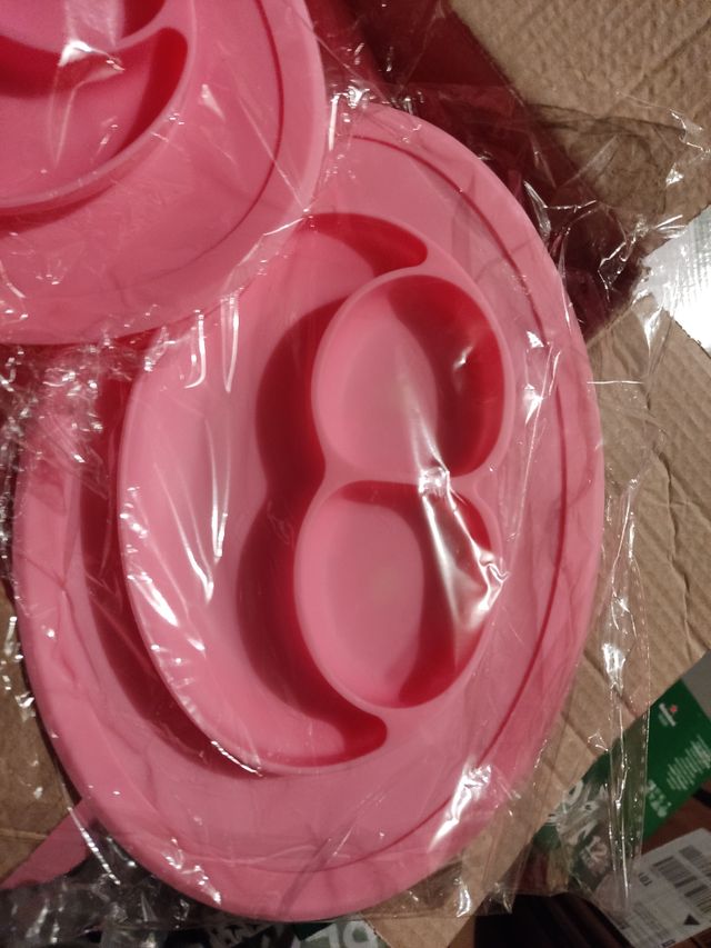 Platos para bebes se adhieren a mesa