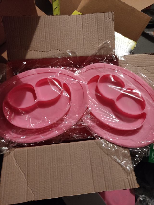 Platos para bebes se adhieren a mesa