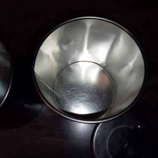 3 barattoli in porcellana + 2 in latta