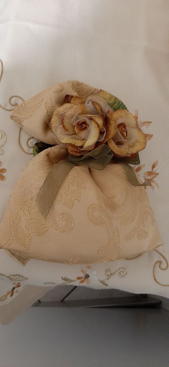 Sacchetto colore oro con fiori nuovo