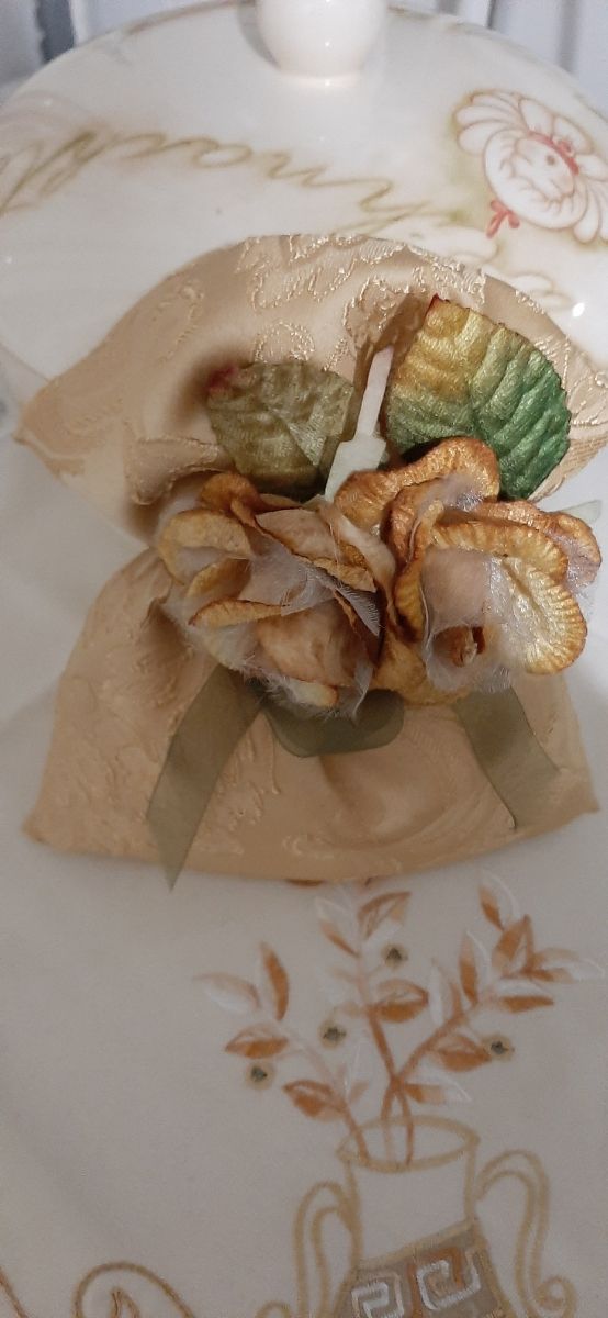 Sacchetto colore oro con fiori nuovo
