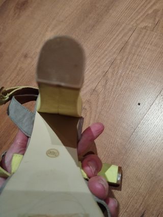 Sandalia antelina tacón ancho