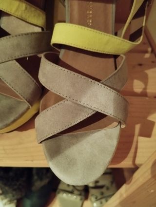 Sandalia antelina tacón ancho