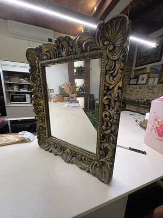 espejo de madera antiguo con marco exquisito.