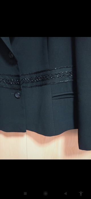 Chaqueta negra con bordado 
