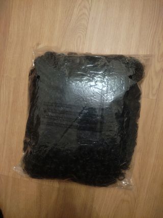 Peluca afro negra sin abrir