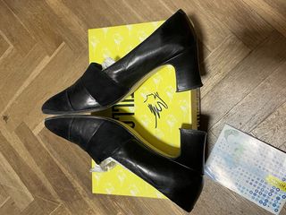 tacones negros