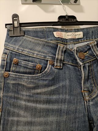 Pantalón vaquero oscuro.