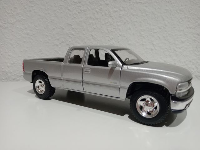Chevrolet Silverado escala 1/27
