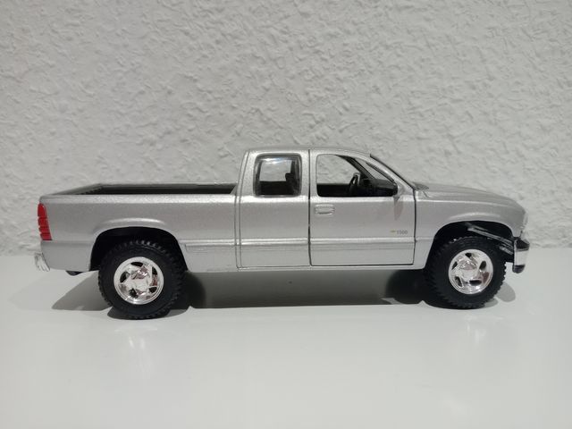 Chevrolet Silverado escala 1/27
