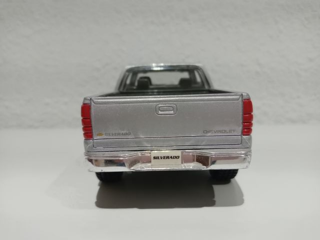 Chevrolet Silverado escala 1/27