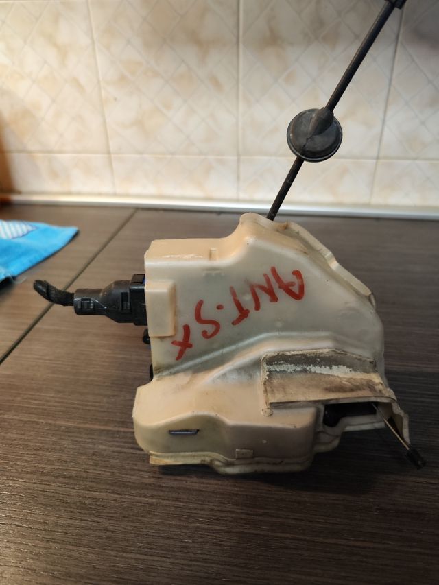 SERRATURA ANTERIORE SX GOLF 5