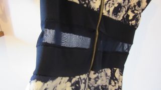 Vestito blu e bianco con trasparenze
