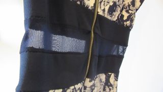 Vestito blu e bianco con trasparenze