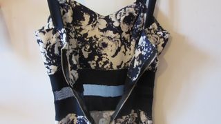 Vestito blu e bianco con trasparenze