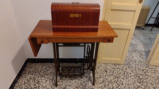 Máquina de coser antigua Refrey