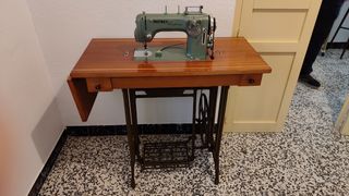 Máquina de coser antigua Refrey