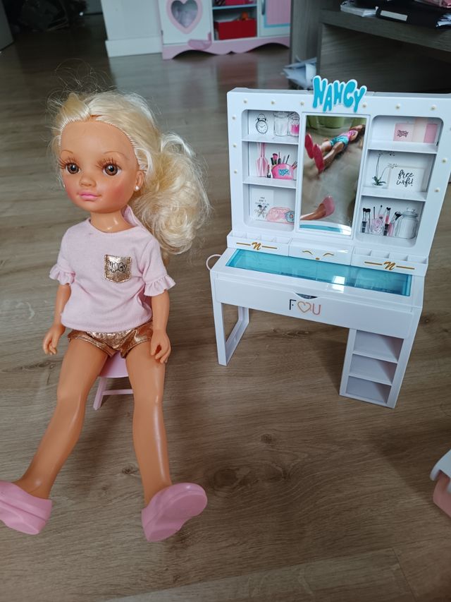 Nancys dos muñecas y sus accesorios