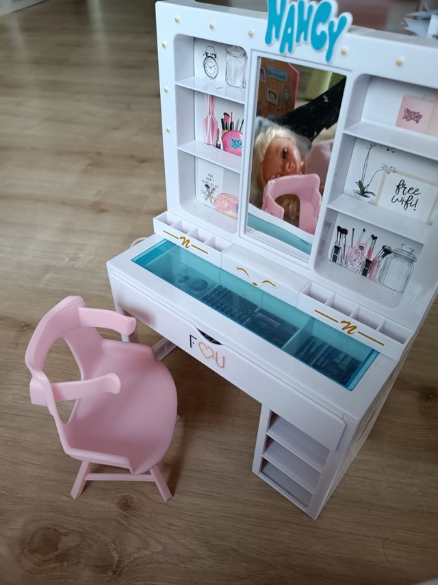 Nancys dos muñecas y sus accesorios