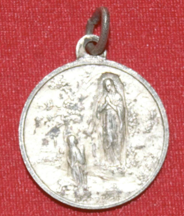 Medalla antigua de San Pedro y la Virgen de Fátima