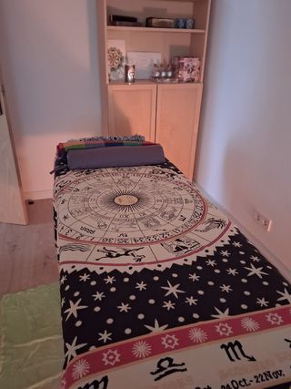 Quiromasajista con aromaterapia.   