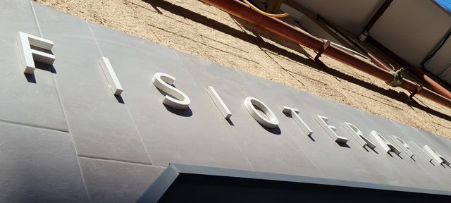 carteleria electronica con y sin luz rotulos