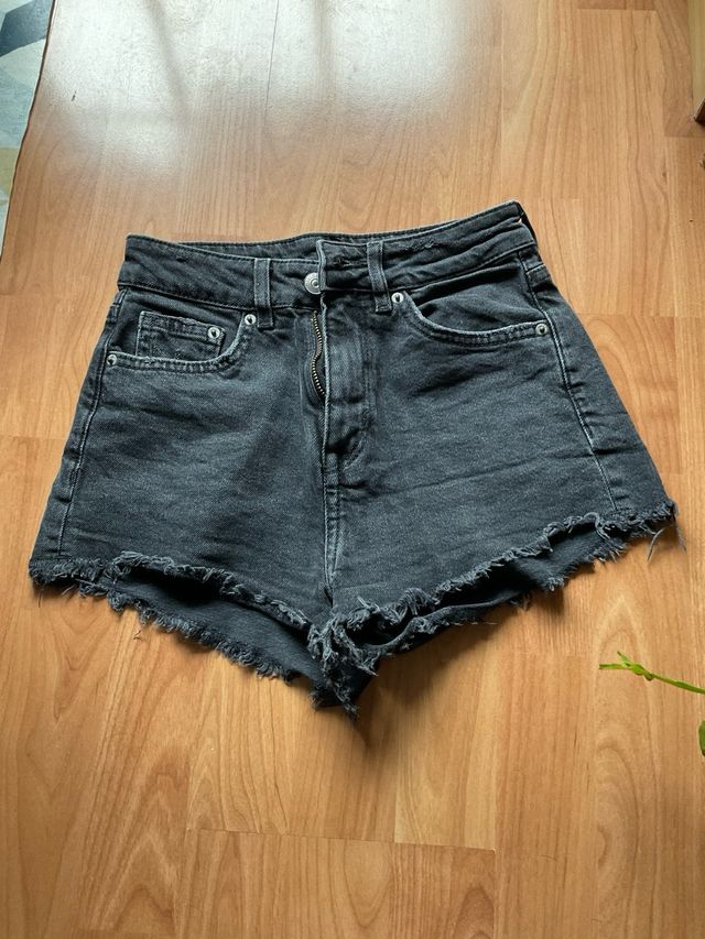 Pantalon vaquero negro corto