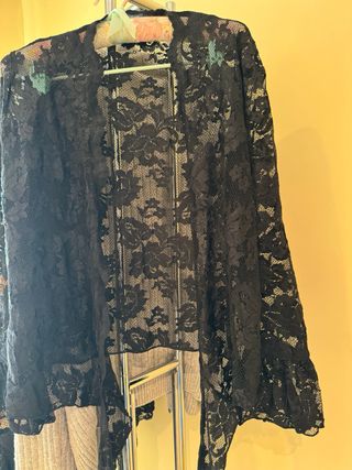 GRAN BLUSA ABIERTA CON LAZADA DE ENCAJE