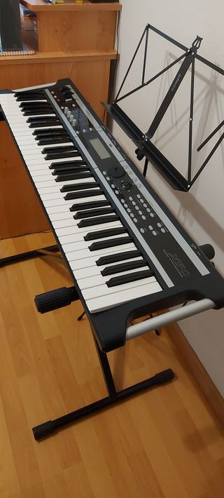 Piano electrónico