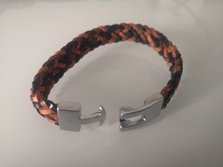 Pulsera de cuero hecha a mano con cierre de acero