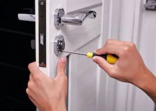 Reparación de cerraduras puertas .