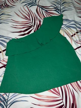 Blusa de una manga con volante