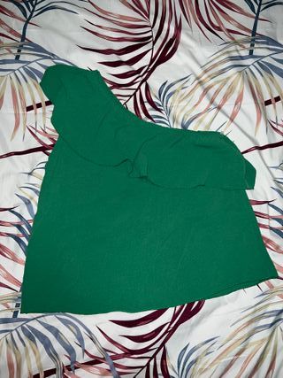 Blusa de una manga con volante