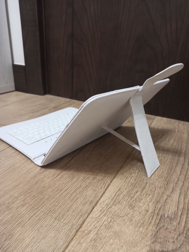 Funda con teclado para tablet