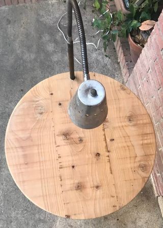mesa antigua con pie de fundición regulable