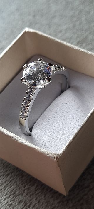 Anillo solitario plata con zirconitas.